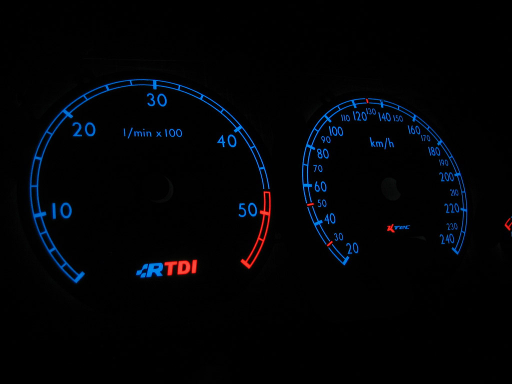 Audi a6 c4 tdi t32   -  Plasmatachoscheiben leuchtend