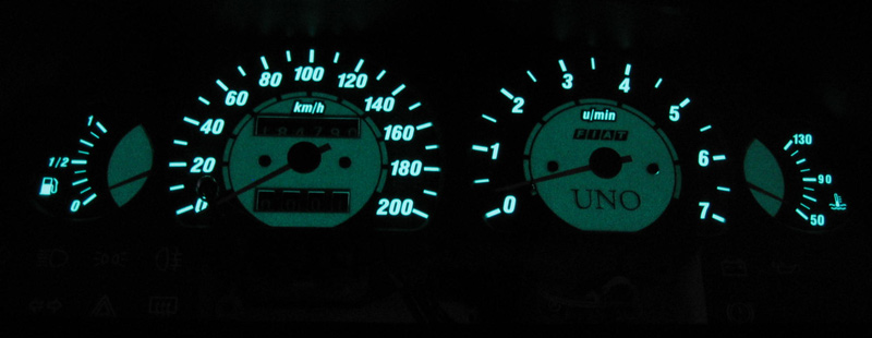 Fiat uno komplett   -  Plasmatachoscheiben leuchtend