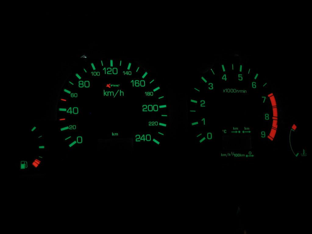 Nissan primera p11 ts   -  Plasmatachoscheiben leuchtend