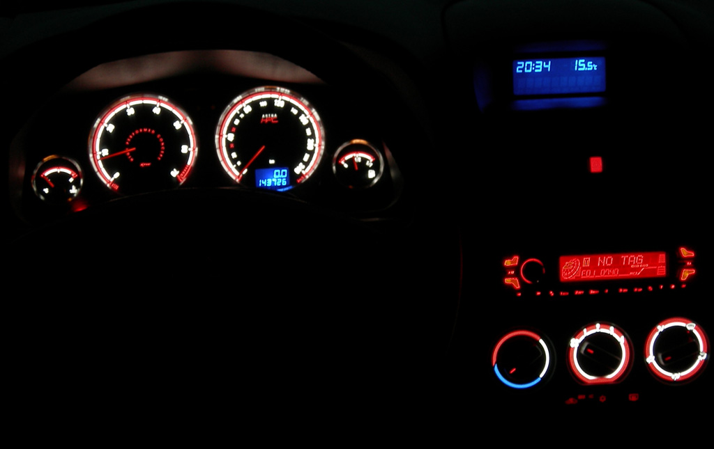 Opel astra g opc hpc2   -  Plasmatachoscheiben leuchtend