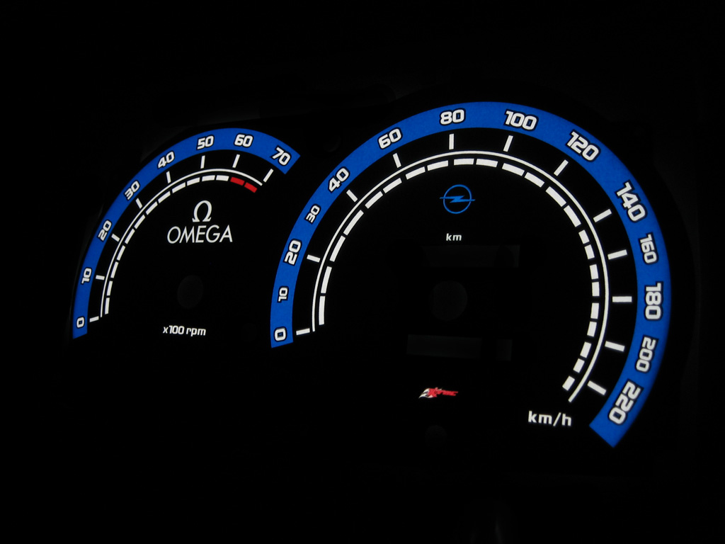 Opel omega sportspeedo   -  Plasmatachoscheiben leuchtend