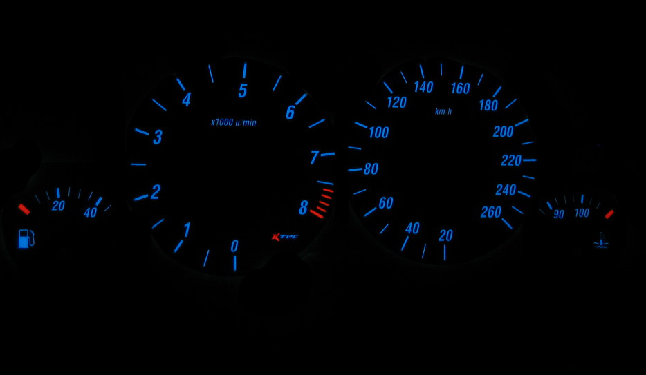Opel tigra a 6uhr   -  Plasmatachoscheiben leuchtend
