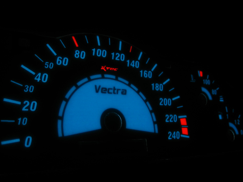 Opel vectra b sp2   -  Plasmatachoscheiben leuchtend