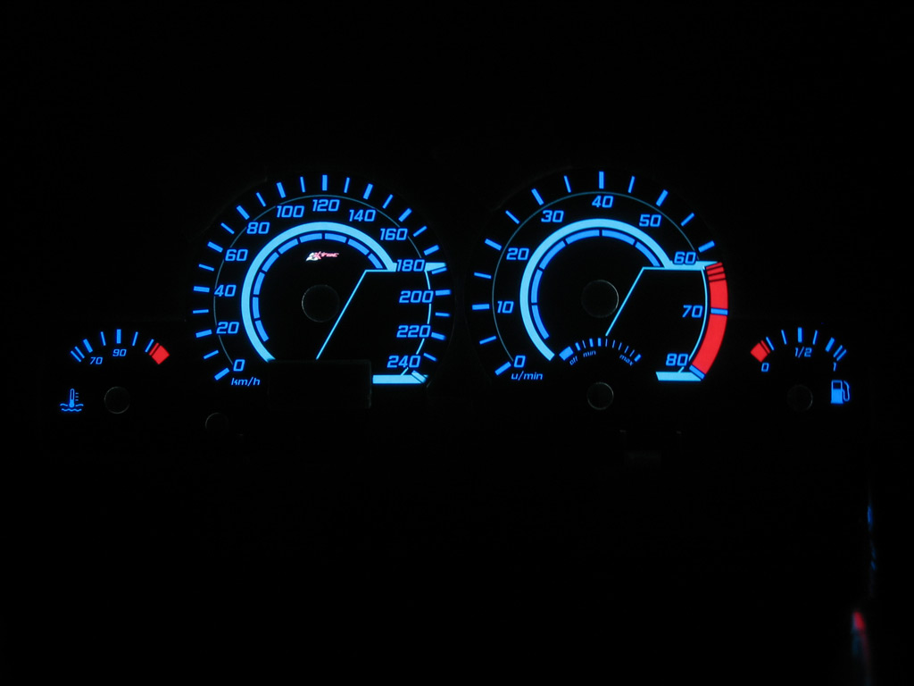 Peugeot 306 s2 240   -  Plasmatachoscheiben leuchtend