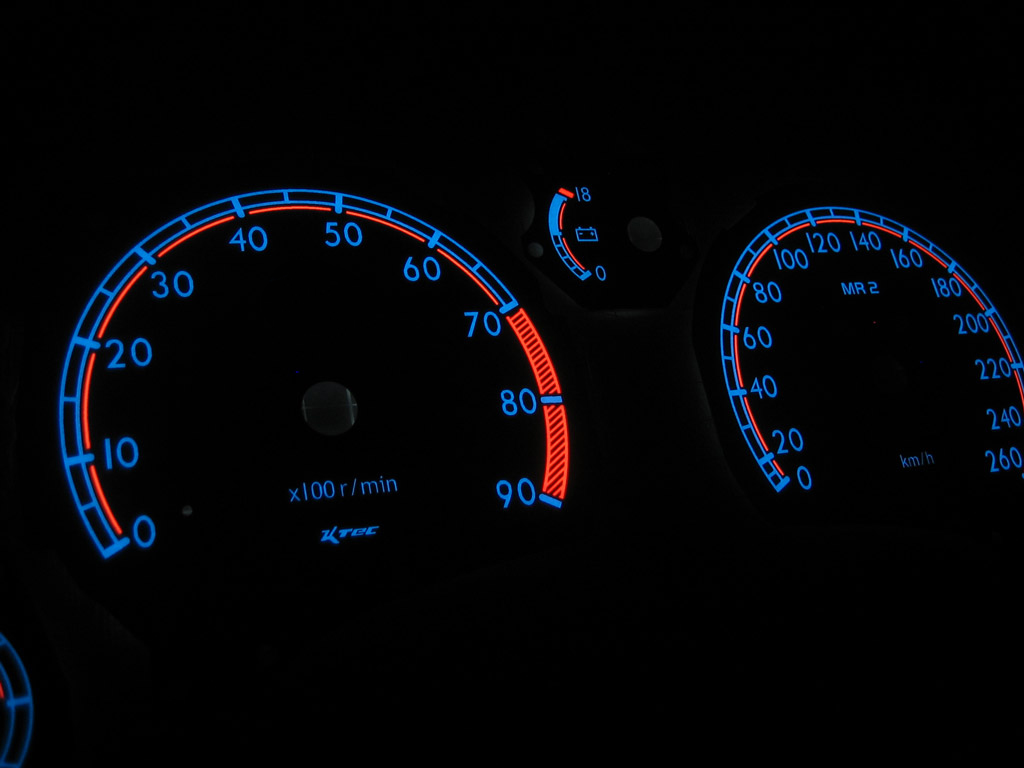 Toyota mr2 w2 r-evo   -  Plasmatachoscheiben leuchtend