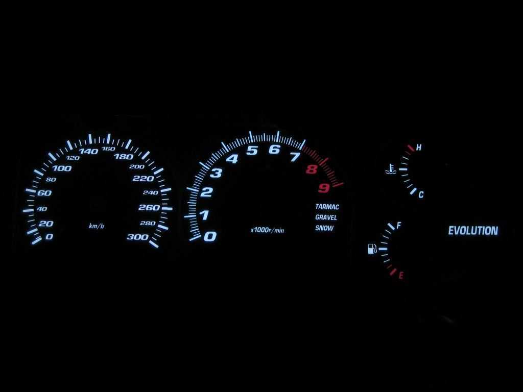 Mitsubishi Lancer Evo VIII   -  Plasmatachoscheiben leuchtend