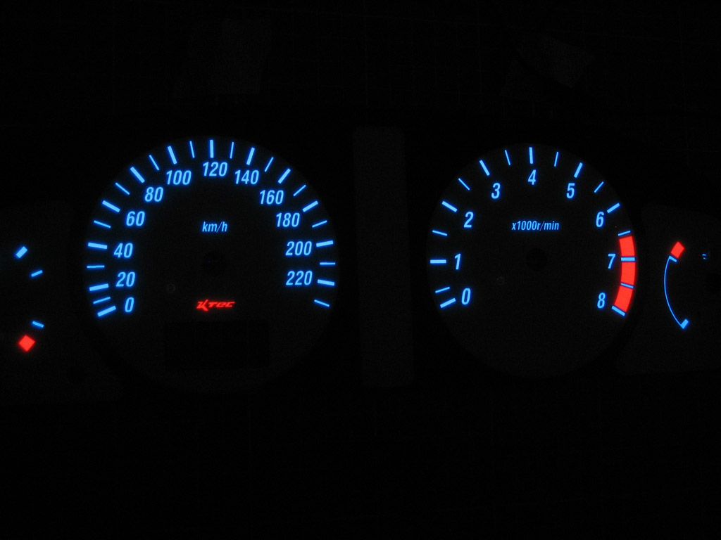 Nissan almera n16-2   -  Plasmatachoscheiben leuchtend