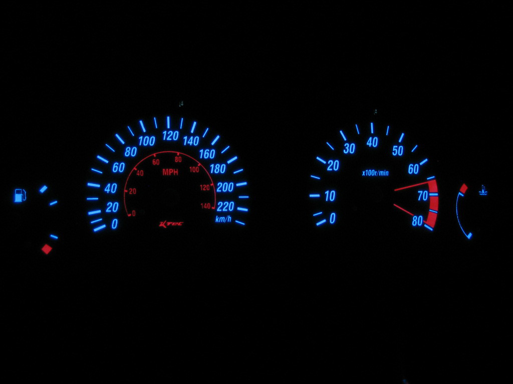 Nissan almera n16-2 mph   -  Plasmatachoscheiben leuchtend