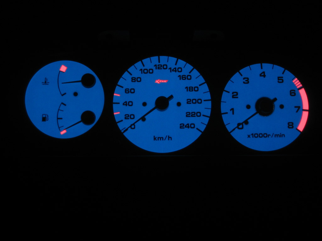 Nissan maxima   -  Plasmatachoscheiben leuchtend