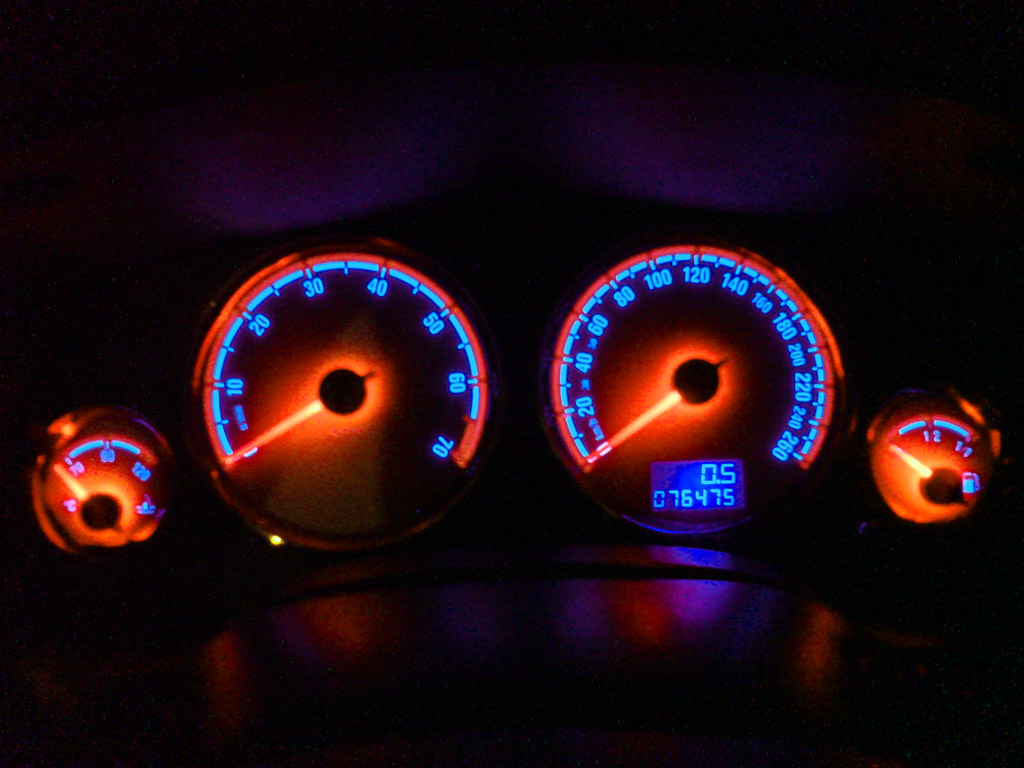 Opel astra g cc opc-wb   -  Plasmatachoscheiben leuchtend
