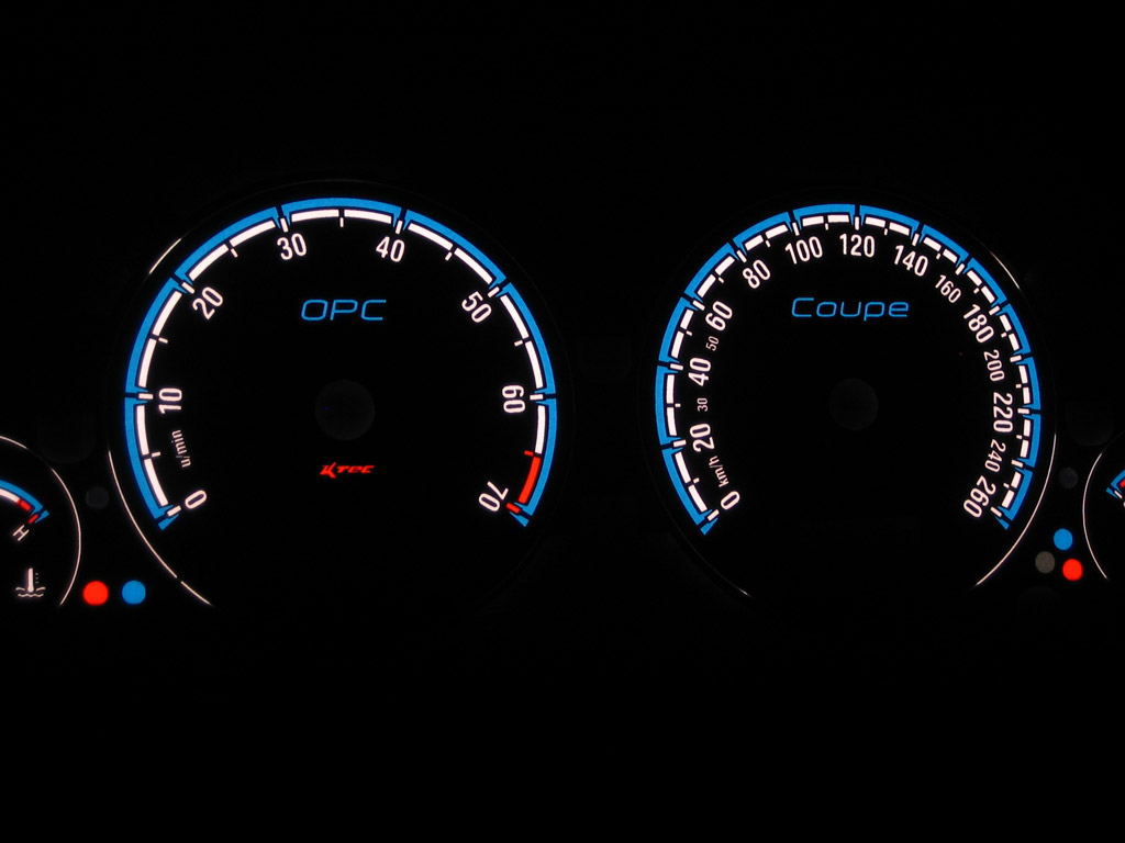 Opel astra g coupe opc   -  Plasmatachoscheiben leuchtend