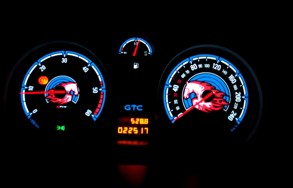 Opel astra h opc gtc c3   -  Plasmatachoscheiben leuchtend