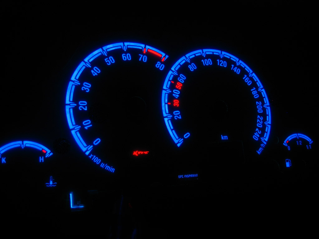 Opel corsa c opc benziner   -  Plasmatachoscheiben leuchtend