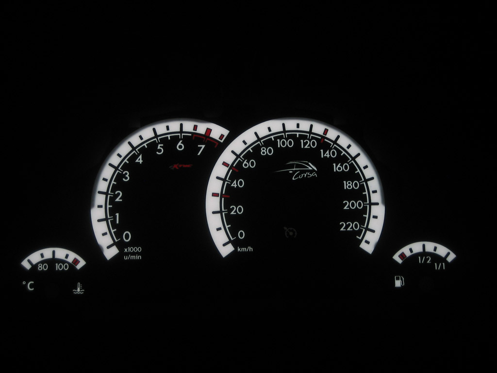 Opel corsa c w8   -  Plasmatachoscheiben leuchtend