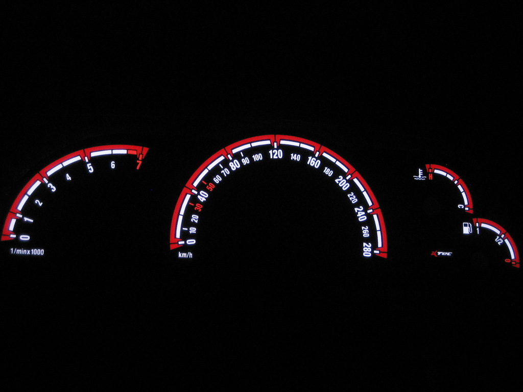 Opel vectra b vxr   -  Plasmatachoscheiben leuchtend
